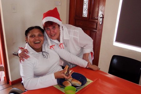 Marie Reid saam met nog â€˜n gelukige en laggende inwoner van Gansbaai Elim Huis